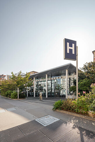 Krankenhaus Schild vor dem Eingangsbereich des Krankenhaus Saint-Joseph in Paris.