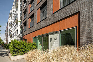 Zugang zu den Wohnungen im Mixed-Use Quartier Alea in Frankfurt.