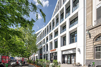 Außenansicht des „Kalle Neukölln“ in Berlin – ein saniertes Bestandsgebäude mit moderner Architektur und einem nachhaltigen Nutzungskonzept.