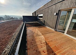 Dachterrasse mit Holzdielen in einem Seniorenheim in Kümmersbruck.