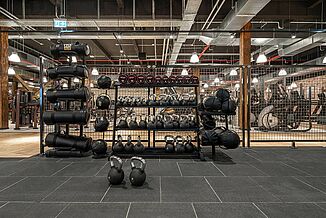 Functional-Training-Bereich im Gold’s Gym Jena mit Geräten und Estrichdämmung