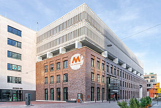 Gebäude der Macherei München mit unterschiedlichen Fassaden im urbanen Quartier