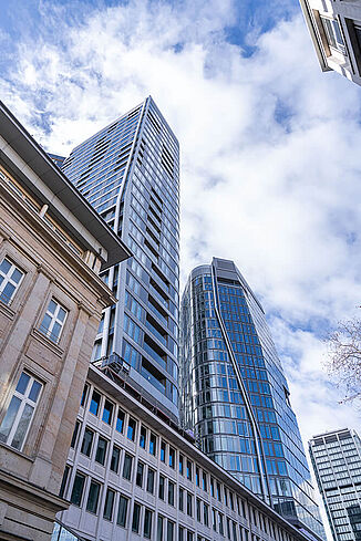 Blick auf die Türme des FOUR Frankfurt in der Skyline