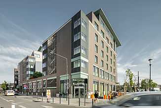 Wohn-und Geschäftshaus in Paris mit einem Novotel Hotel und einem Restaurant.