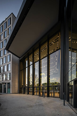 Außenansicht vom Erdgeschoss des Varso Towers.