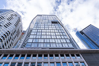 Hochhaustürme des FOUR Frankfurt vor der Skyline Frankfurt