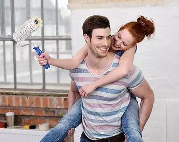 Ein Paar renoviert einen Altbau.