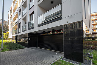 Einfahrt zur Tiefgarage des Wohngebäudes Piano House in Warschau.