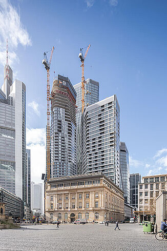 Hochhäuser des FOUR Frankfurt im Deutsche-Bank-Dreieck