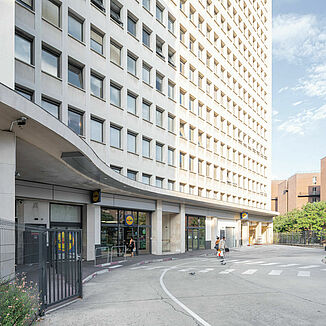 Gebäude mit einem Lidl und Wohnungen in Paris.