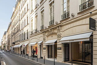 Straßenansicht mit Schaufenstern und Eingangsbereich des Chanel Flagship Stores in Paris.