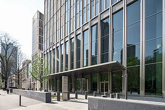 Glasfassade mit Eingangsbereich vom Mixed-Use Hochhaus Marienturm in Frankfurt.