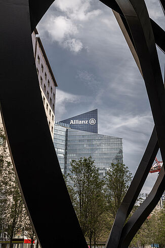 Blick durch ein Kunstwerk auf den Allianz One Tower in Paris.