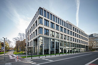 Seitliche Straßenansicht des modernen Bürogebäudes Carpathia im Warschauer Stadtteil Powiślethia.