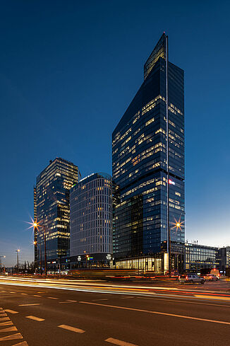 Beleuchteter Skyliner Tower in Warschau bei Nacht.
