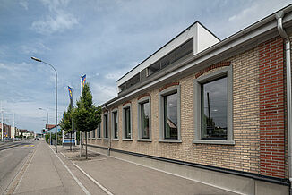 Alte Backsteinmauer an einem Brownfield Objekt in der Schweiz.