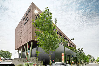 Außenansicht mit moderner Fassade vom MOB Hotel in Lyon.