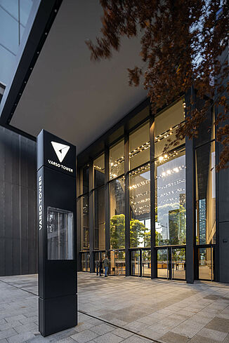 Der Eingangsbereich des Varso Towers in Warschau.