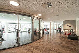 Fitnessstudio in der Silvretta Therme in Ischgl mit großer Glasfront.