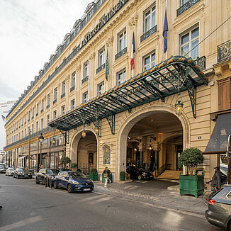 Gebäudeansicht mit Eingangsbereich vom Hotel InterContinental Le Grand in Paris.
