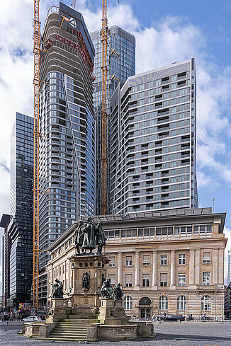 FOUR Frankfurt als Teil der Frankfurter Skyline
