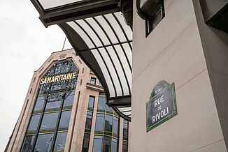 Die gläserne Fassade vom Kaufhaus  La Samaritaine in Paris.