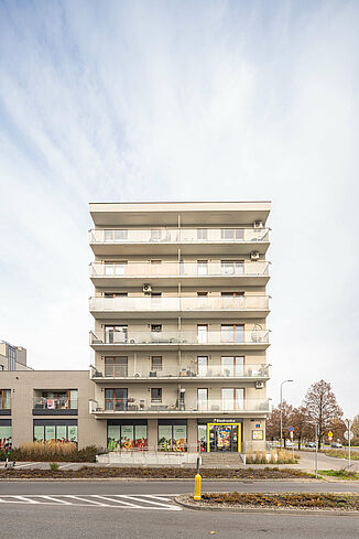 Wohngebäude in Warschau mit einem Biedronka Supermarkt im Erdgeschoss.
