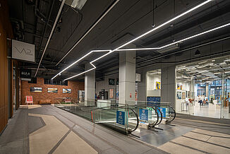 Innenansicht mit Rolltreppen vom Kulturzentrum Koneser in Warschau.