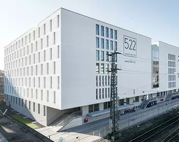 Studentenwohnheim in Würzburg direkt an den Bahnschienen.