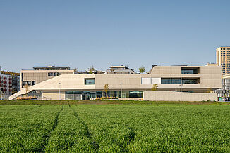 Außenansicht des modernen Gebäudekomplexes des Bildungscampus Seestadt Aspern in Wien.