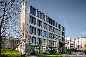 Frontansicht mit Eingang des modernen Bürogebäudes Carpathia im Warschauer Stadtteil Powiślethia.