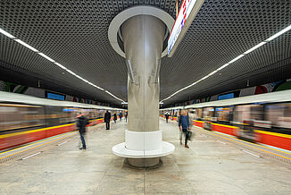 Einfahrende Züge in der Metro Station Rondo One in Warschau.