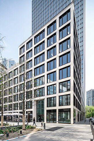 Eckansicht vom Marienturm in Frankfurt, einem Mixed-Use Hochhaus imm Bankenviertel.