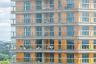 Trittschalldämmung im Holzbau des ROOTS Hamburg mit REGUPOL sound and drain 22 für optimalen Trittschallschutz der Loggien.