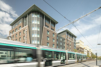 Vorbeifahrende Straßenbahn vor dem Novotel Hotel in Paris.