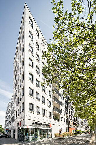Eckansicht vom Alea Quartier in Frankfurt mit Apotheke und darüber liegenden Wohnungen.