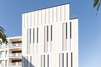 Fassade mit Balkonen vom Wohnkomplex Piano House in Warschau.