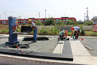 Installation des Erschütterungsschutzes REGUPOL vibration in dem Neubaugebiet Quellenpark, welches unmittelbar neben der Bahninfrastruktur in Bad Vilbel liegt.