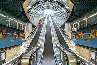 Rolltreppen in einer Metro Station in Warschau.