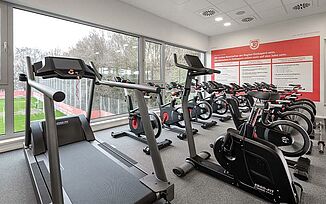 Spinningräder auf einem REGUPOL Sportbodenbelag im Fitnesstudio vom SSV Jahn Regensburg.
