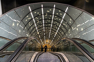 Lange Rolltreppen in einer Metro Station in Warschau.