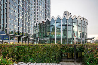 Rotunda ist ein freistehendes kreisförmiges Mixed-Use Gebäude in Warschau.
