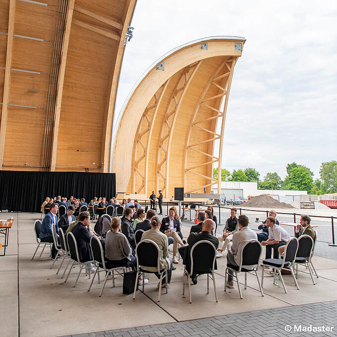Workshop in a hanger with madaster