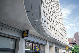 Ein Mixed-Use Gebäude in Paris mit einem Lidl im Erdgeschoss und darüber sind Wohnungen.