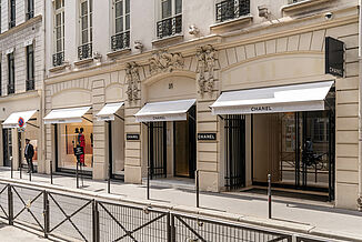 Gebäude in Art Déco Architektur mit Schaufenstern und Eingangsbereich des Chanel Flagship Stores in Paris.