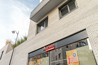 Mixed-Use Gebäude in Paris Auchan Supermarkt und Wohnungen.