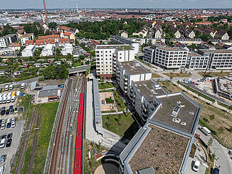 Dachflächen und Grünbereiche des Quartiers Lichtenreuth mit ressourcenschonender Bauweise und Cradle to Cradle Baustoffen.