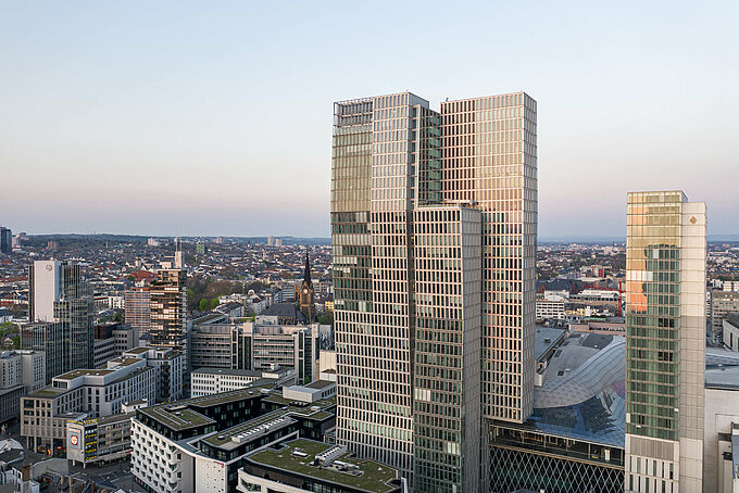 Vier Gebäude auf engstem Raum zu einem Quartier vereint