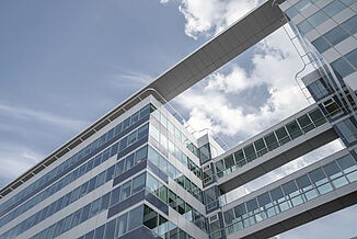 Gläserne Fassade des Bürokomplex West Plaza in Colombes.