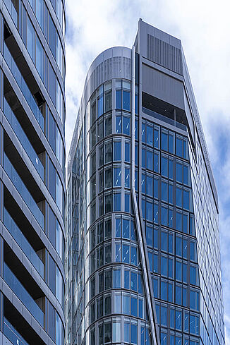 Fassadenansicht des FOUR Frankfurt mit modernen Hochhäusern